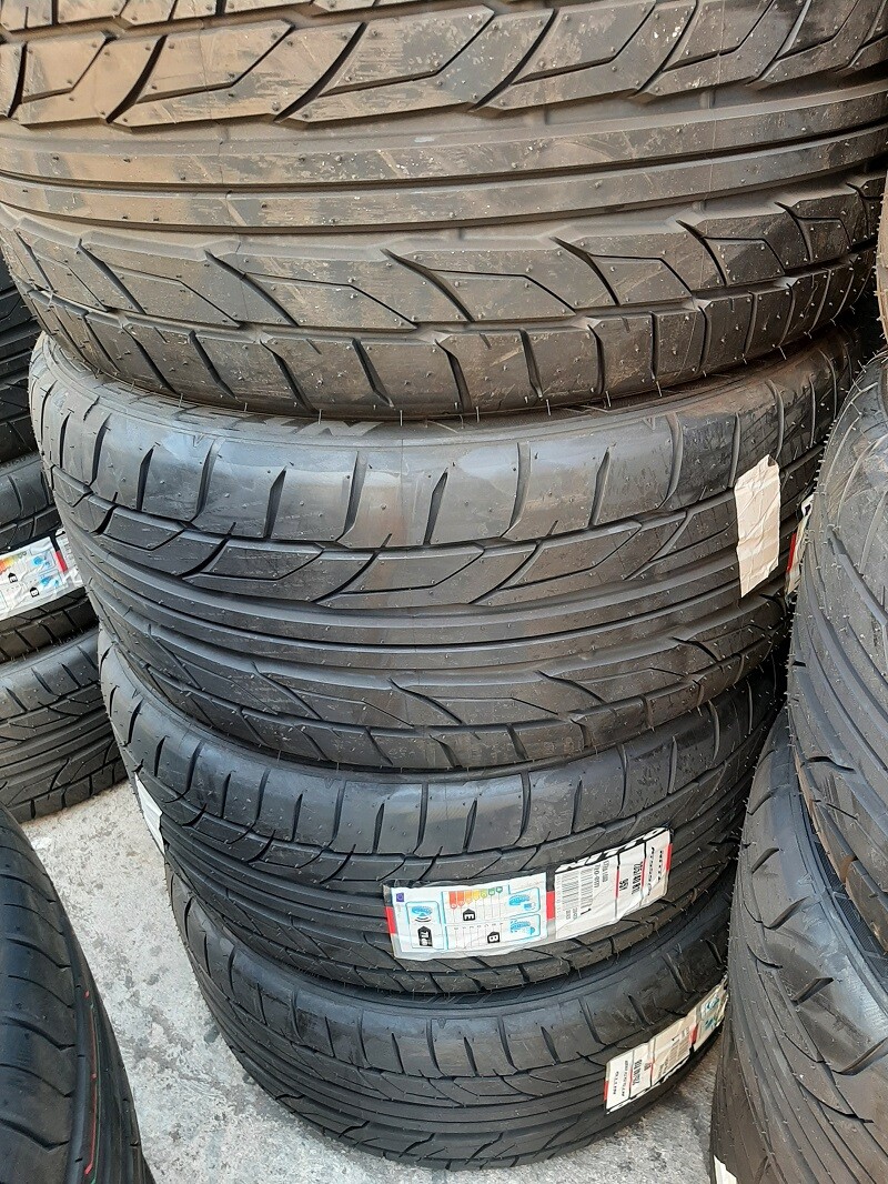 KIT  DI 4  GOMME PNEUMATICI 235/50/18 NITTO