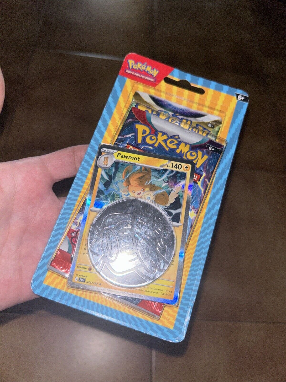 Pokemon Blister 2 buste, 1 moneta e 1 carta promo di Pawmot (IT)