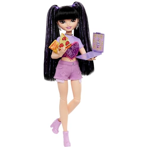 Barbie Dream Besties - Renee, Bambola Snodata Alla Moda Con Lunghi Capelli Neri E Ciocche Viola Brillanti, 11 Accessori A Tema Vlog Di Cucina E Viaggi