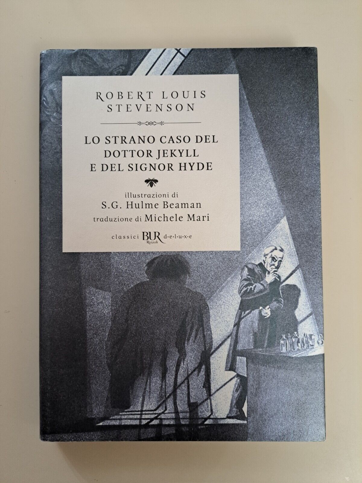 Libro "Lo strano caso del Dottor Jekyll e del signor Hyde" di R. L. Stevenson
