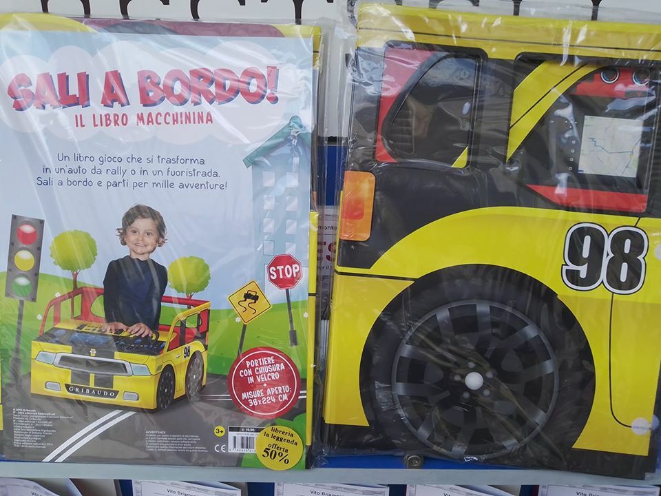Sali a bordo. Libro che si trasforma in un'auto lunga più di 2 metri. Gribaudo