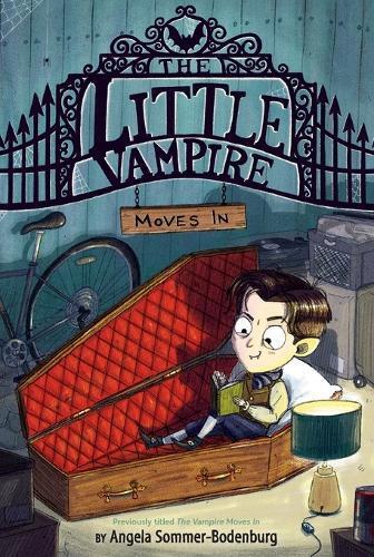 Angela Sommer-Bodenburg The Little Vampire Moves In (Tascabile) Little Vampire