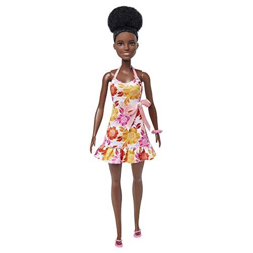 Barbie Loves the Ocean - Bambola dal look estivo con ricci capelli neri e (N4K)