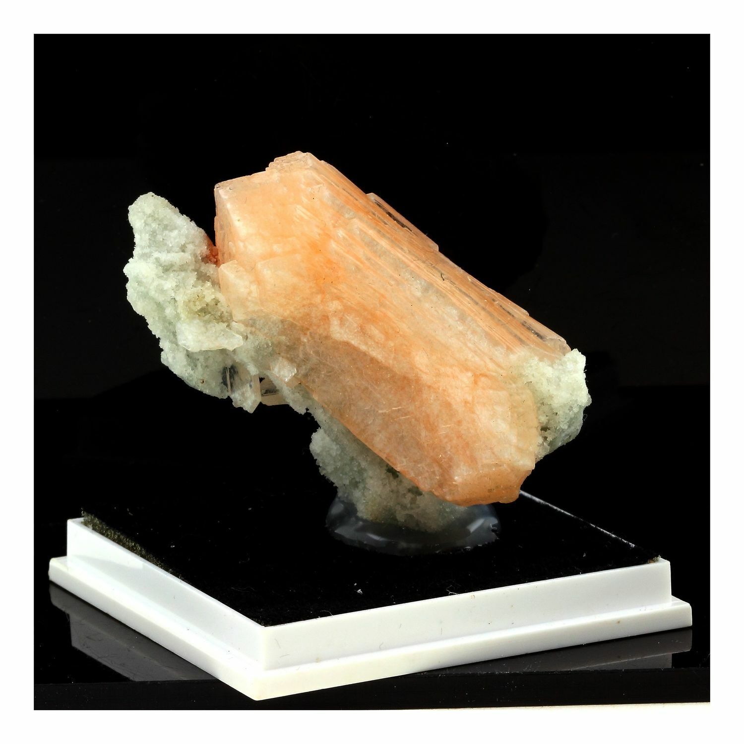 Stilbite. 142.5 Ct. Poona, Maharashtra, India